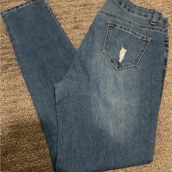 EUC Juniors Size 9 Distressed Jean Bee & Ceci Los Angeles Medium Wash - Picture 2 of 11